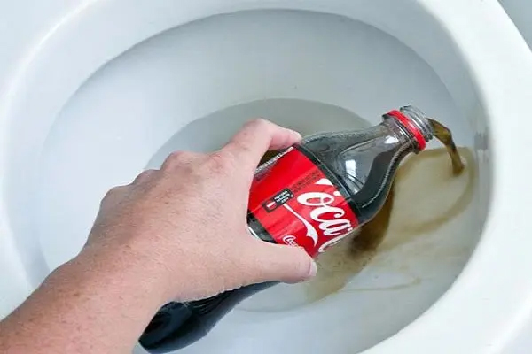Tẩy rửa vết ố vàng hiệu quả với nước uống quen thuộc Coca Cola