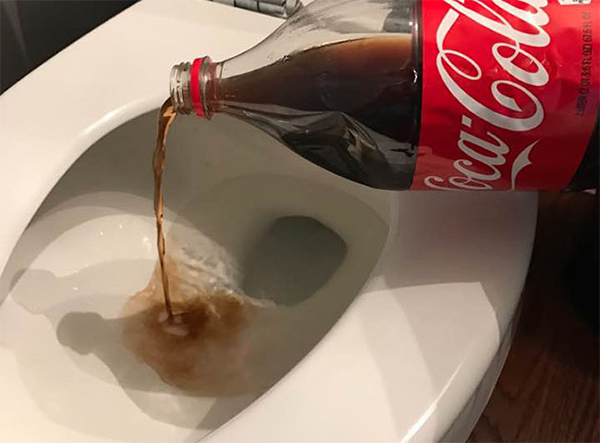 Vết bẩn thường có thể dễ dàng bị làm sạch bởi coca cola