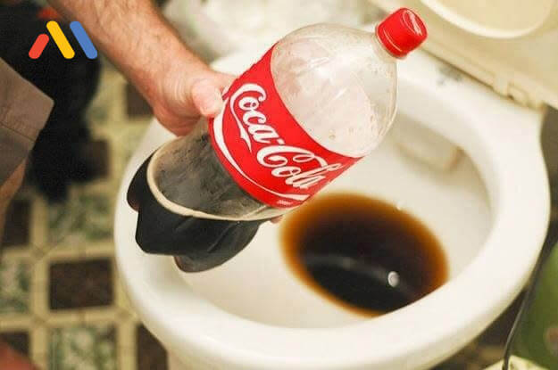 Nước nóng với Coca Cola hoặc pepsi có thể xử lý bồn cầu bị tắc
