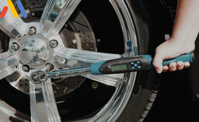 Cách tự thay lốp xe ô tô - Vặn ốc bánh xe đảm bảo xe được giữ cân bằng