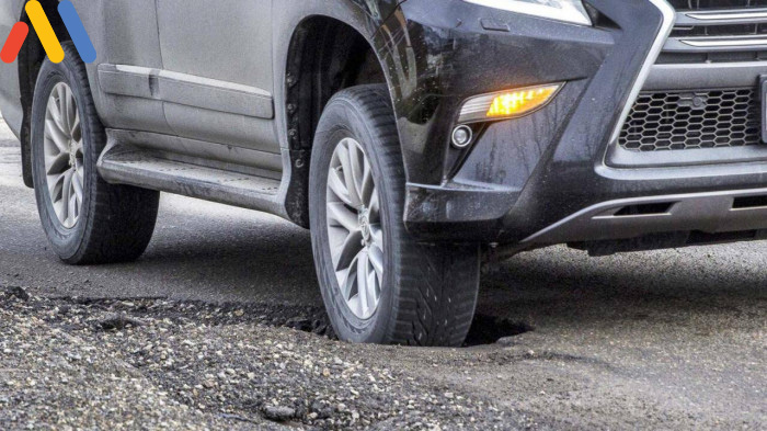 nguyên nhân lốp xe ô tô mòn không đều do di chuyển nhanh trên các đoạn đường xấu 