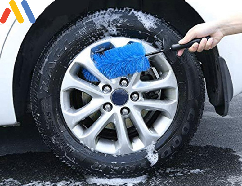 Khi vệ sinh xe ô tô nên dùng sản phẩm tẩy rửa chuyên dụng
