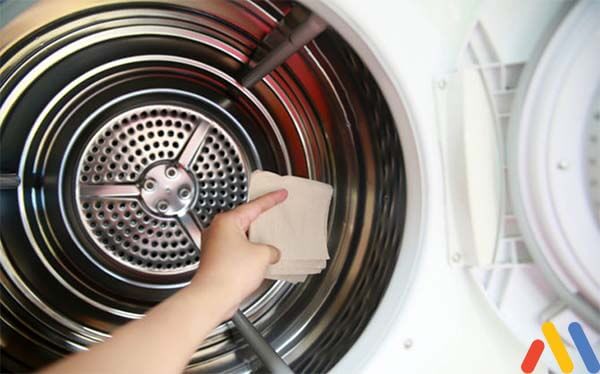 Nên vệ sinh lồng giặt thường xuyên để tránh các báo lỗi máy giặt Aqua