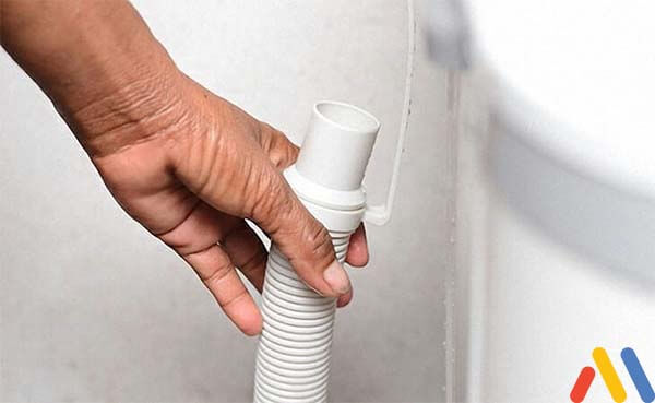 Thường xuyên vệ sinh ống xả nước hạn chế các mã lỗi máy giặt Aqua