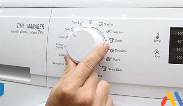 Cách giặt bằng máy giặt Electrolux: xoay núm điều khiển để chọn chế độ giặt