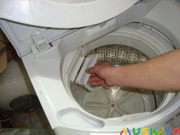 cách vệ sinh máy giặt aqua bằng cách vệ sinh lưới lọc 