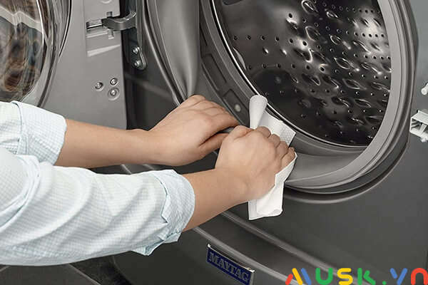 cách vệ sinh máy giặt cửa trước định kỳ từ 2 đến 3 tháng