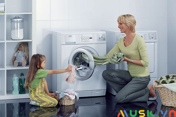 cách vệ sinh máy giặt cửa trước bên ngoài thân máy giặt