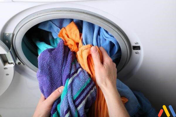 cách sửa máy giặt không quay do bỏ quần áo vào quá nhiều
