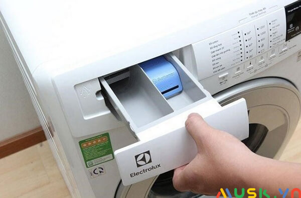 cách vệ sinh máy giặt cửa trước electrolux