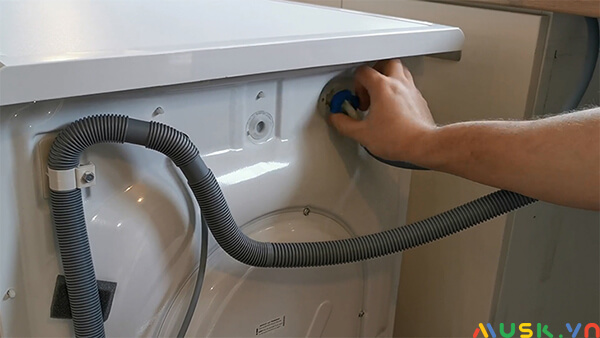 cách vệ sinh ống xả nước máy giặt cửa trước electrolux