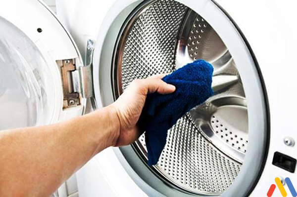 Dùng khăn khô lau vệ sinh lồng máy giặt