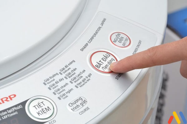 Nhấn nút khởi động để máy giặt làm sạch máy giặt bằng baking soda