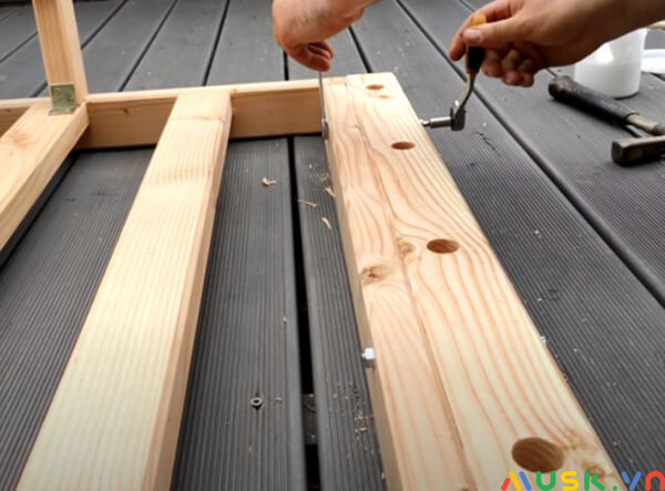 cách lắp kệ gỗ góc tường cố định kệ bằng ốc vít