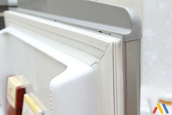 Thay gioăng cao su tủ lạnh giúp giữ nhiệt cho tủ lạnh không bị hết gas
