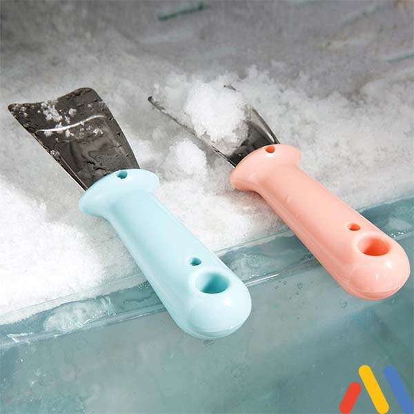 Cách xả tuyết tủ đông Sanaky: Loại bỏ tuyết bằng các dụng cụ đã chuẩn bị sẵn