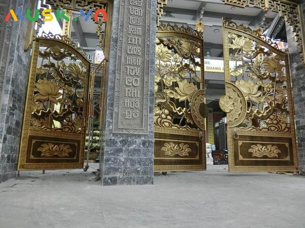 cửa cổng nhôm đúc nhà chùa