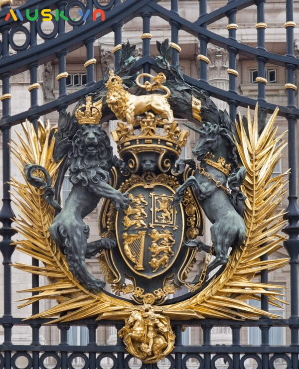 cổng nhôm đúc phù điêu Buckingham đẹp