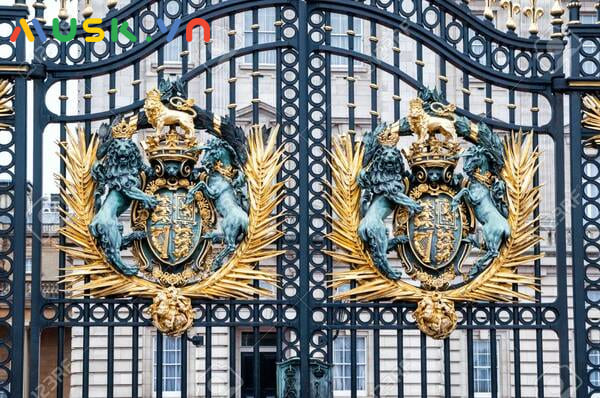 mẫu cổng nhôm đúc phù điêu Buckingham đẹp nhất