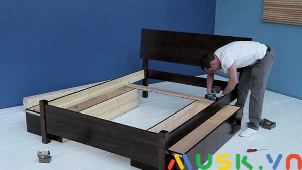 tiến hành lắp ráp cách đóng giường gỗ công nghiệp
