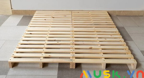 cách làm giường từ gỗ pallet, ghép các tấm pallet