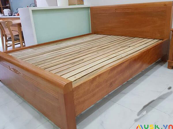 Thiết kế giường gỗ Đinh Hương với màu nâu vàng ấn tượng