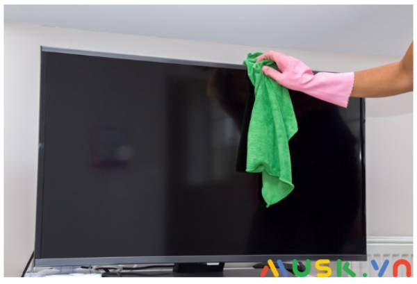 Hãy nên vệ sinh, lau chùi tivi Sony thường xuyên bằng khăn mềm ẩm ít 