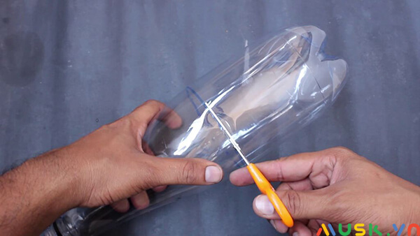 cách làm máy hút bụi mini: Cắt chai nhựa thành hai phần 