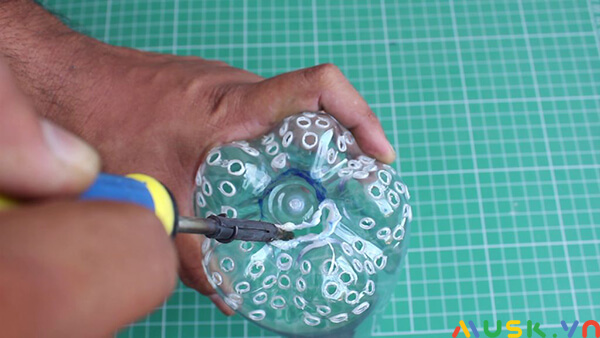 cách làm máy hút bụi mini: Khoan nhiều hình tròn xung quanh đáy chai