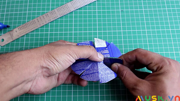 cách làm máy hút bụi mini: Uốn nghiêng thành hình cánh quạt