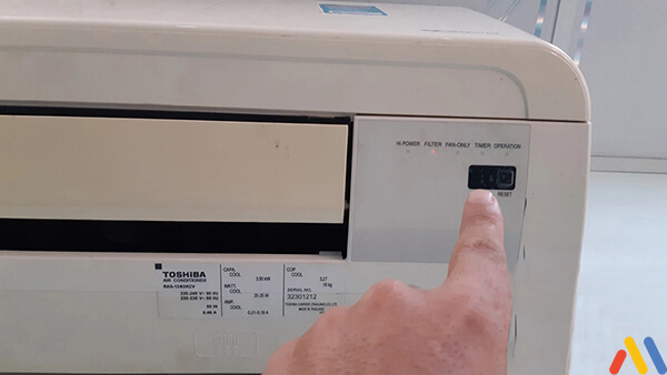 cách dùng nút reset sửa lỗi máy lạnh toshiba