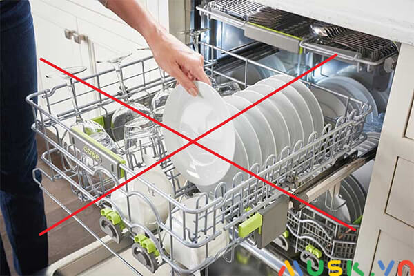 cách xếp bát vào máy rửa bát bosch: Không lấy đồ ngay sau khi kết thúc chu trình rửa