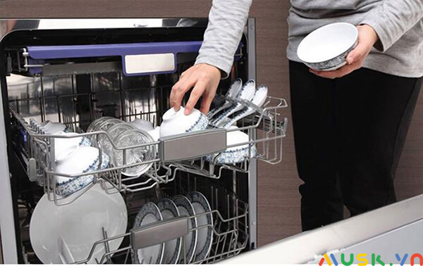 có nên dùng máy rửa bát: Máy rửa bát giúp rửa sạch gấp 3 lần