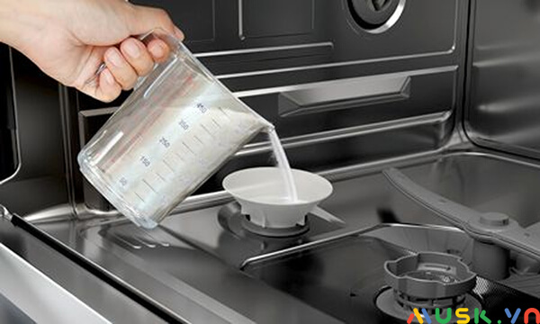 đèn báo hết muối máy rửa bát bosch: Đổ muối làm mềm vào khay chứa muối chuyên dụng
