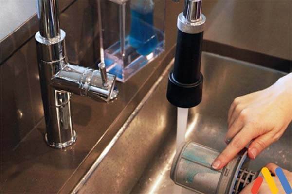 Tiến hành vệ sinh sạch sẽ bộ lọc để dứt điểm lỗi E14 máy rửa bát Bosch