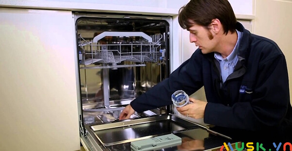 máy rửa bát có rửa được nồi không: Máy rửa bát cần thường xuyên được kiểm tra và làm sạch