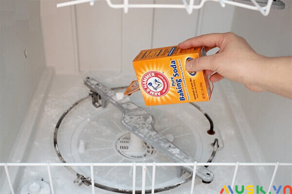 tác hại của máy rửa bát: Khử mùi máy rửa bát bằng Baking Soda