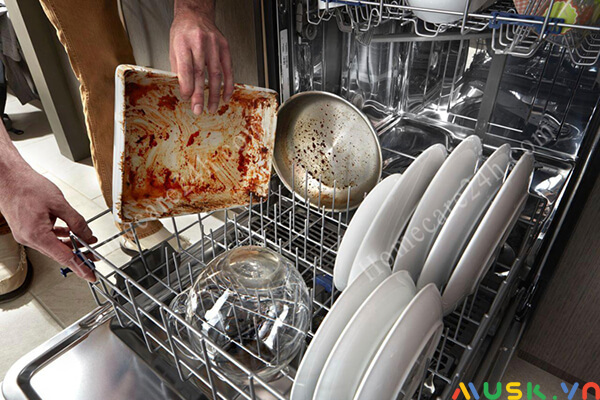 tác hại của máy rửa bát: Xử lý hết thức ăn thừa trước khi cho vào máy rửa bát