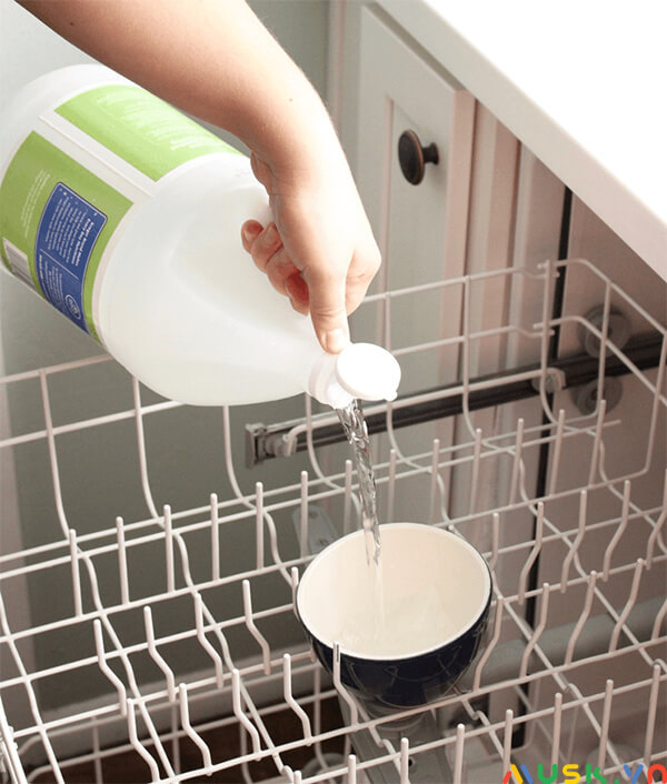 vệ sinh máy rửa bát: sử dụng giấm trắng giúp khử mùi hôi và làm sạch máy rửa bát hiệu quả nhất