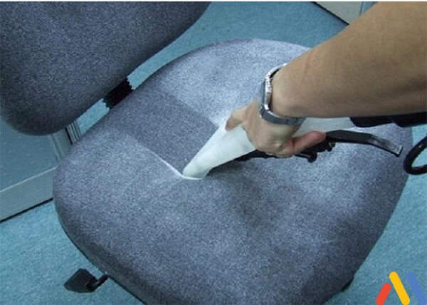 cách vệ sinh ghế văn phòng sử dụng máy hút bụi