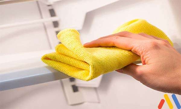 Cách rã đông tủ đông: Lau khô tủ đông bằng khăn hoặc máy sấy