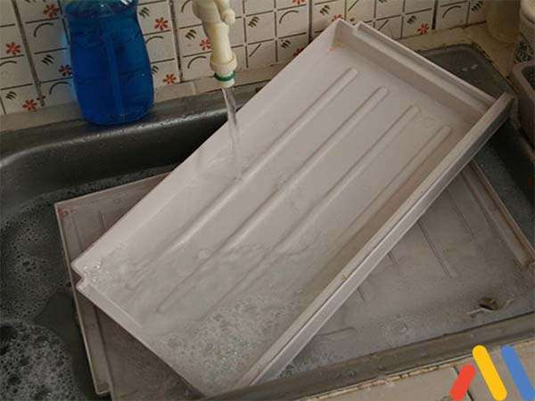 Cách rã đông tủ đông: Sử dụng nước rửa chén làm sạch tủ