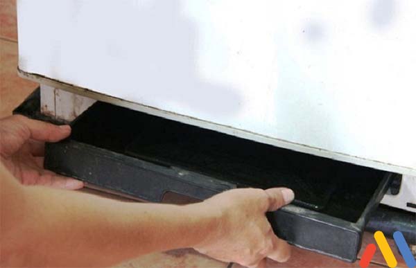 Cách sửa chữa tủ đông: Kiểm tra khay chứa nước của tủ 