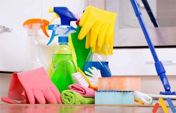 Không nên sử dụng chất tẩy rửa mạnh khi vệ sinh tủ đông Hòa Phát