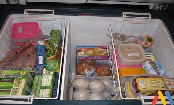 Sắp xếp cẩn thận thực phẩm sau khi thực hiện cách vệ sinh tủ đông Hòa Phát