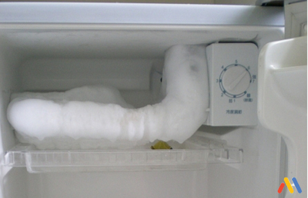 Tuyết bám vào ống dẫn hơi lạnh