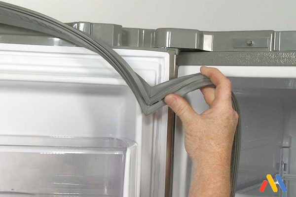 Kiểm tra bộ phận ron cao su ở cửa tủ lạnh Side By Side thường xuyên