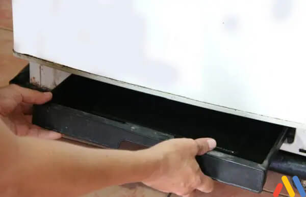 tủ mát sanaky bị chảy nước nên kiểm tra khay đựng nước phía sau tủ