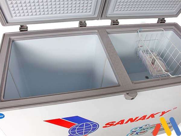 Cách vệ sinh tủ đông Sanaky: Lau chùi phía bên trong tủ