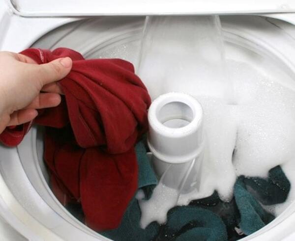 Máy giặt xả nước không ngừng có thể do bị mắc kẹt vật thể lạ